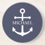 Posavasos Nautical Navy Blue Anchor Nombre Personalizado<br><div class="desc">Este regalo personalizado presenta un diseño de ancla blanca con un nombre personalizado en una fuente serif blanca clásica sobre fondo azul marino. Una cuidadosa idea de regalo náutico para la decoración de una casa de playa, regalo de padre para papá, gracias a los padrinos, o un regalo único para...</div>