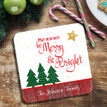 Posavasos Navidades Días Ser Un Árbol Brillante Nombre Estre<br><div class="desc">"Que tus días sean alegres y brillantes". Un ilustracion lúdico de una tipografía de escritura roja y árboles verdes, contra estrellas purpurinas de oro y orígenes rústicos de madera de grano de campo rojo, te ayuda a inaugurar Navidades y Año Nuevo. Sienta el calor y la alegría de la temporada...</div>