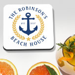 Posavasos Nombre de la familia Casa Anchor Gold Laurel Blanc<br><div class="desc">Un conjunto de galletas de copas con temática náutica con su nombre familiar personalizado y casa de playa, casa de lago u otro texto deseado y fecha establecida. Un ancla de barco de diseño personalizado con hojas de laurel de estilo dorado y una estrella en blanco o fácilmente personalizar el...</div>