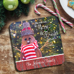 Posavasos Nombre personalizado de Snowman rústico dulce y br<br><div class="desc">"Que tus días sean alegres y brillantes". Una foto de primer plano de un muñeco de nieve alegre y adorable, rústico, envuelto en una bufanda de rayas rojas y blancas contra árboles iluminados te ayuda a abrir el paso a los Navidades y al Año Nuevo. Sienta el calor y la...</div>