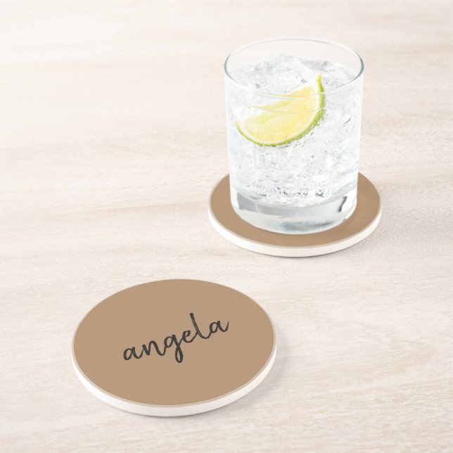 Posavasos Nombre personalizado moderno de estilo marrón (Lado)