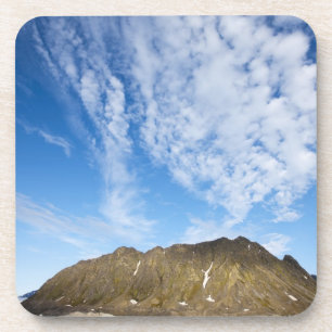 Posavasos Noruega, Svalbard, Nubes sobre acantilados escarpa