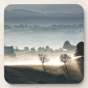 Posavasos Paisaje campestre brumoso de Suiza