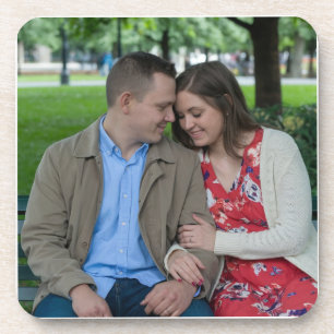 Posavasos Pareja romántica sentada cerca