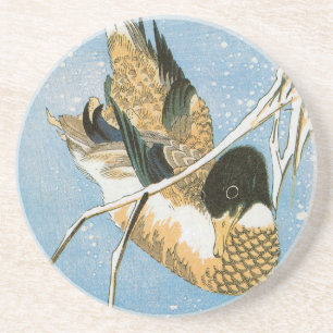 Posavasos Pato salvaje nadando entre cañas cargadas de nieve