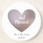 Posavasos Perla recién casada y boda de corazón morado<br><div class="desc">"Solo casada" perlas y el corazón morado personalizan las tiras de novia y novio. Un dulce regalo personalizado para las recién casadas. Los nombres y la fecha de boda se pueden cambiar según se desee. En este bonito y moderno diseño también hay tazas de acompañamiento.</div>