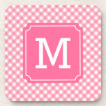 Posavasos Personalice el monograma de Gingham rosa y elegant<br><div class="desc">Decore su hogar con estas dulces y monogramadas tardes cuadradas con un patrón de gingham rosa de moda de campo. Ideal para usar en una ducha para bebés o como regalo personalizado de ducha para bebés. Personalízalo reemplazando el texto del marcador de posición. Para obtener más opciones, como cambiar el...</div>