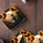 Posavasos Personalizado de girasoles rusos foto favor de la<br><div class="desc">Regalo rústico de boda de campo redondo foto personalizada de favores con ramos de girasol dorado amarillo sobre un granero marrón oscuro con cuerdas de luces intermitentes.           Fácil de personalizar con el texto y la foto!           Puede ser un regalo de bonito para una pareja nueva.</div>