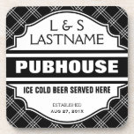 Posavasos Personalizado Pubhouse Bar Beer Rótulo<br><div class="desc">Este divertido juego de pascua de bar personalizado es un regalo perfecto para los amantes de la cerveza en boda o aniversario. Añada las primeras iniciales y apellidos del novio y la novia o marido y mujer, y la fecha de su boda para crear un conservador único que seguramente traerá...</div>