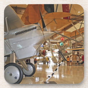 Posavasos Personas recorriendo el Museo Nacional de Aviació