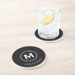 Posavasos Piedra de nombre de monograma clásico negro modern<br><div class="desc">El diseño minimalista monogramado presenta un fondo negro con su nombre inicial en la tipografía clásica de bloques en blanco para un diseño limpio y sencillo.</div>