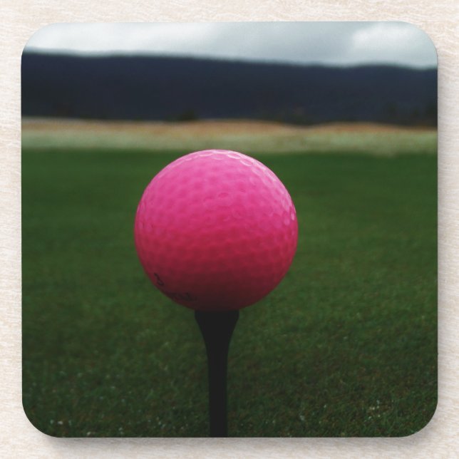 Posavasos Pink Golf Ball en un campo de golf de montaña (Frente)