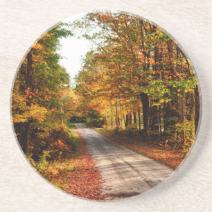 Posavasos Pista de madera con follaje de otoño