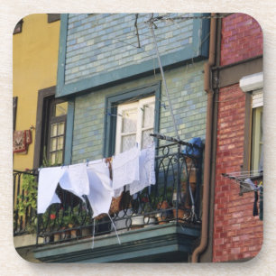 Posavasos Portugal, Oporto (Porto). Mujer colgando la ropa