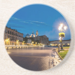 Posavasos Prato della Valle por la noche en Padova, Italia