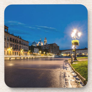 Posavasos Prato della Valle por la noche en Padova, Italia