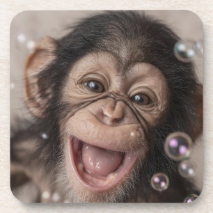 Posavasos Primer plano extremo de un bebé chimpancé feliz