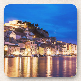 Posavasos Pueblo croata Sibenik de noche.