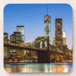 Posavasos Puente de Manhattan y de Brooklyn en la oscuridad