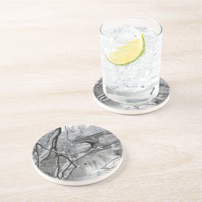 Posavasos Puente del arco sobre el río congelado en invierno (Lado)