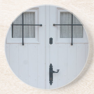Posavasos Puerta Blanca De Madera Con Bares De Hierro Forjad