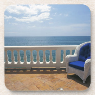 Posavasos Puerto Rico. Sillón de mimbre y terraza con baldo