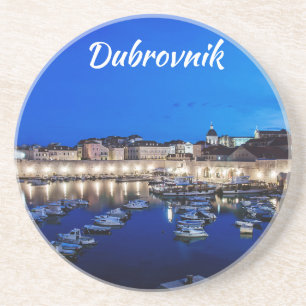 Posavasos Puerto y paredes de Dubrovnik iluminados por la no