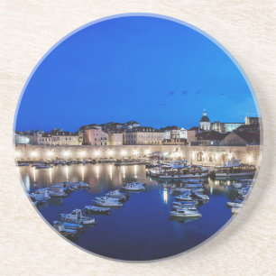 Posavasos Puerto y paredes de Dubrovnik iluminados por la no