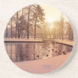 Posavasos Puesta de sol sobre el parque con un pequeño lago 