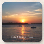 Posavasos Puesta del sol en el lago Okoboji, Iowa<br><div class="desc">Este práctico de costa de la bebida ofrece una foto del ajuste del sol en el lago del oeste Okoboji. La foto se acentúa con una silueta varia del barco que cruza el lago.</div>