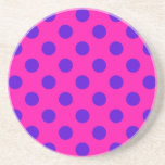 Posavasos Puntos de polka azul en fuchsia<br><div class="desc">Puntos de polka azul en fuchsia</div>