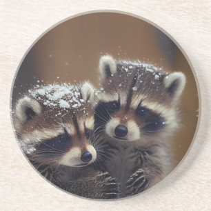 Posavasos Raccoons de bebé se apiñan en la nieve en caída