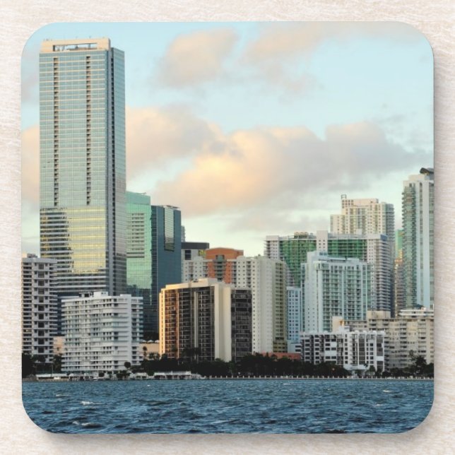 Posavasos Rascacielos de Miami contra el cielo claro ancho (Frente)