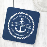Posavasos Recepción del nombre del barco de aclamación de no<br><div class="desc">Monstruo con un ancla con un cartel de cinta a su alrededor con el texto de personalizable "bienvenido". Añade el nombre del barco arriba y el puerto de llamada debajo. Alrededor del delimitador y del texto hay un borde redondo de cuerda. Diseño blanco sobre fondo azul oscuro.</div>