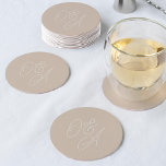 Posavasos Redondo De Papel Arena | Boda de monograma de script sobredimension<br><div class="desc">Una hermosa montaña rusa de bodas basada en tipografía con sus iniciales en letras de guiones sobredimensionadas. Nuestro colorido de arena es una elegante mezcla de tonos tierra,  con letras en crema pálida sobre un suave fondo de arena beige.</div>