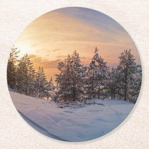 Posavasos Redondo De Papel Atardecer sobre bosque de nieve congelado cerca de
