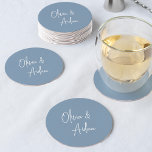 Posavasos Redondo De Papel Azul turbio | Boda de escritura manuscrita moderna<br><div class="desc">Diseñado para coincidir con nuestras invitaciones de boda manuscritas modernas. Un hermoso diseño basado en tipografía con un toque minimalista,  que incluye sus nombres en escritura manuscrita moderna. Cara de colores: azul turbio,  azul medio mudo.</div>