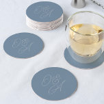 Posavasos Redondo De Papel Azul turbio | Boda de monograma de script sobredim<br><div class="desc">Una hermosa montaña rusa de bodas basada en la tipografía con sus iniciales en tono de polvorienta escritura azul de tamaño excesivo. Personalice con sus iniciales y,  a continuación,  utilice la Herramienta de diseño para ajustar el tamaño y el posicionamiento para crear el monograma del personalizado.</div>