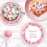 Posavasos Redondo De Papel Baby Shower Chica de marco de caramelo rosa<br><div class="desc">Sabemos que no puedes esperar a ver a tu pequeño y dulce bebé y este diseño de Baby Shower con temática de caramelos te celebra a ti y a tu pequeño con toda su gloria rosa! Una deliciosa panadería y un marco rosa dulce rodean los detalles de la ducha a...</div>