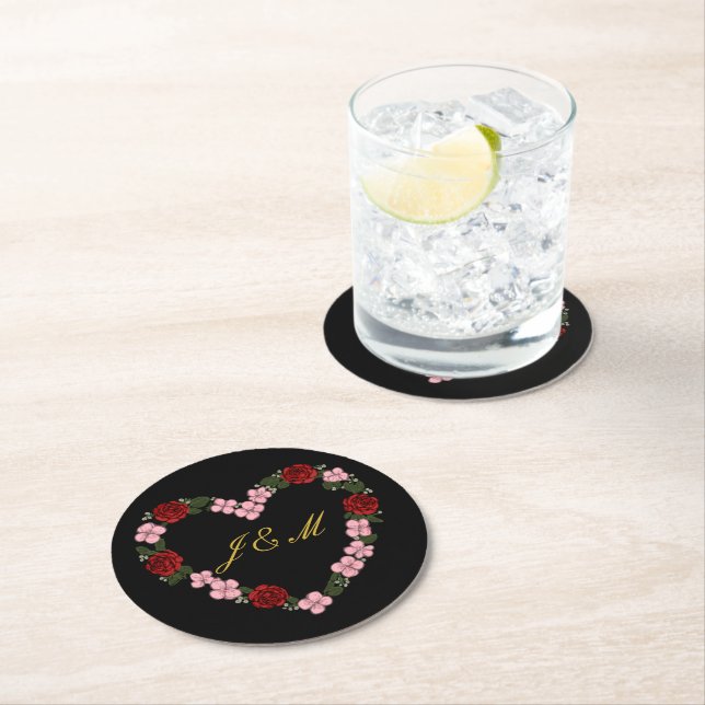 Posavasos Redondo De Papel Black coasters with a pink and red heart (In situ)