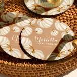 Posavasos Redondo De Papel Blanquecino kraft de calabaza blanco caída ducha d<br><div class="desc">¡Hay una calabaza en camino! Celebre su ducha de bebé este otoño con las calabazas blancas de color agua pintadas a mano y la moderna y elegante tipografía de caligrafía en la rústica tostadora de ducha de bebé kraft marrón.</div>