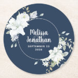Posavasos Redondo De Papel Boda de flores blancas florales y románticas acuar<br><div class="desc">Embutidos de papel floral boda romántico, con un delicado ramo de acuarela con flores blancas y suaves, vegetación y otros follajes botánicos sobre un fondo azul oscuro. Edite fácilmente los campos de la plantilla para agregar los nombres y la fecha del boda en un tipo de letra blanco con clase....</div>