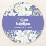 Posavasos Redondo De Papel Boda de flores blancas florales y románticas acuar<br><div class="desc">Embutidos de papel floral boda romántico, con un delicado ramo de acuarela con flores blanquecinas blancas, vegetación y otros follajes botánicos sobre un fondo contemporáneo de color púrpura perwinkle. Edite fácilmente los campos de la plantilla para agregar los nombres y la fecha del boda en un tipo de letra blanco...</div>