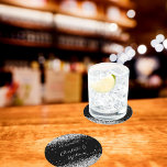Posavasos Redondo De Papel Boda de guiones del purpurina de plata negra<br><div class="desc">Un elegante fondo negro. Decorado con purpurinas de plata falsa,  chispas. Personalice y agregue sus nombres y una fecha.</div>