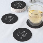 Posavasos Redondo De Papel Boda de monograma de guiones sobredimensionados en<br><div class="desc">Una hermosa montaña rusa de bodas basada en tipografía con sus iniciales en letras de guiones de gran tamaño en blanco y negro. Personalice con sus iniciales y,  a continuación,  utilice la Herramienta de diseño para ajustar el tamaño y el posicionamiento para crear el monograma del personalizado.</div>