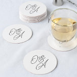 Posavasos Redondo De Papel Boda de monograma de guiones sobredimensionados en<br><div class="desc">Una hermosa montaña rusa de bodas basada en tipografía con sus iniciales en letras de guiones de gran tamaño en blanco y negro. Personalice con sus iniciales y,  a continuación,  utilice la Herramienta de diseño para ajustar el tamaño y el posicionamiento para crear el monograma del personalizado.</div>