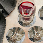 Posavasos Redondo De Papel Boda de script simple foto guardar la fecha elegan<br><div class="desc">Minimal Reemplace su plancha de fotos Guardar la tarjeta de fecha Elegante foto para el aniversario del boda. Puede reemplazar fácilmente su foto al guardar la plantilla de fecha. La tarjeta fotográfica de invitación a la boda de compromiso. Tarjeta de evento de presupuesto para recuerdos. Sencillo y elegante guardar la...</div>