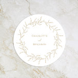 Posavasos Redondo De Papel Boda de Verdor de Oro Clásico<br><div class="desc">Presentamos nuestro clásico diseño de montaña de papel redondo Boda Gold Greenery, meticulosamente diseñado para encarnar una estética romántica moderna. Con una mezcla clásica de fondo blanco limpio con delicadas hojas doradas, complementada con un sencillo guión de caligrafía acompañado de un sobrio tipo de letra serif. El resultado es una...</div>
