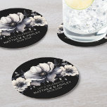 Posavasos Redondo De Papel Boda floral elegante blanco negro<br><div class="desc">Diseño boda de flores blancas y negras. Un aspecto clásico pero caprichoso con flores negras, grises y cremas con fuentes negras y letras modernas. Edite todo el texto a su propia información. Ideal para un boda boho con un toque moderno, un romanticismo clásico de invierno o primavera, o incluso un...</div>