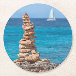 Posavasos Redondo De Papel Cairn en el mar Mediterráneo